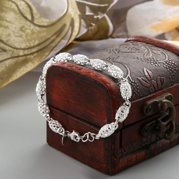 Silver Plated Hollow Chain Wrist Charm Clasp Bracelet - Picture 1 of 8